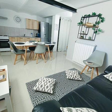 Villa Avec Piscine Et 3 Logements Ideale Groupe Marseille Luaran gambar