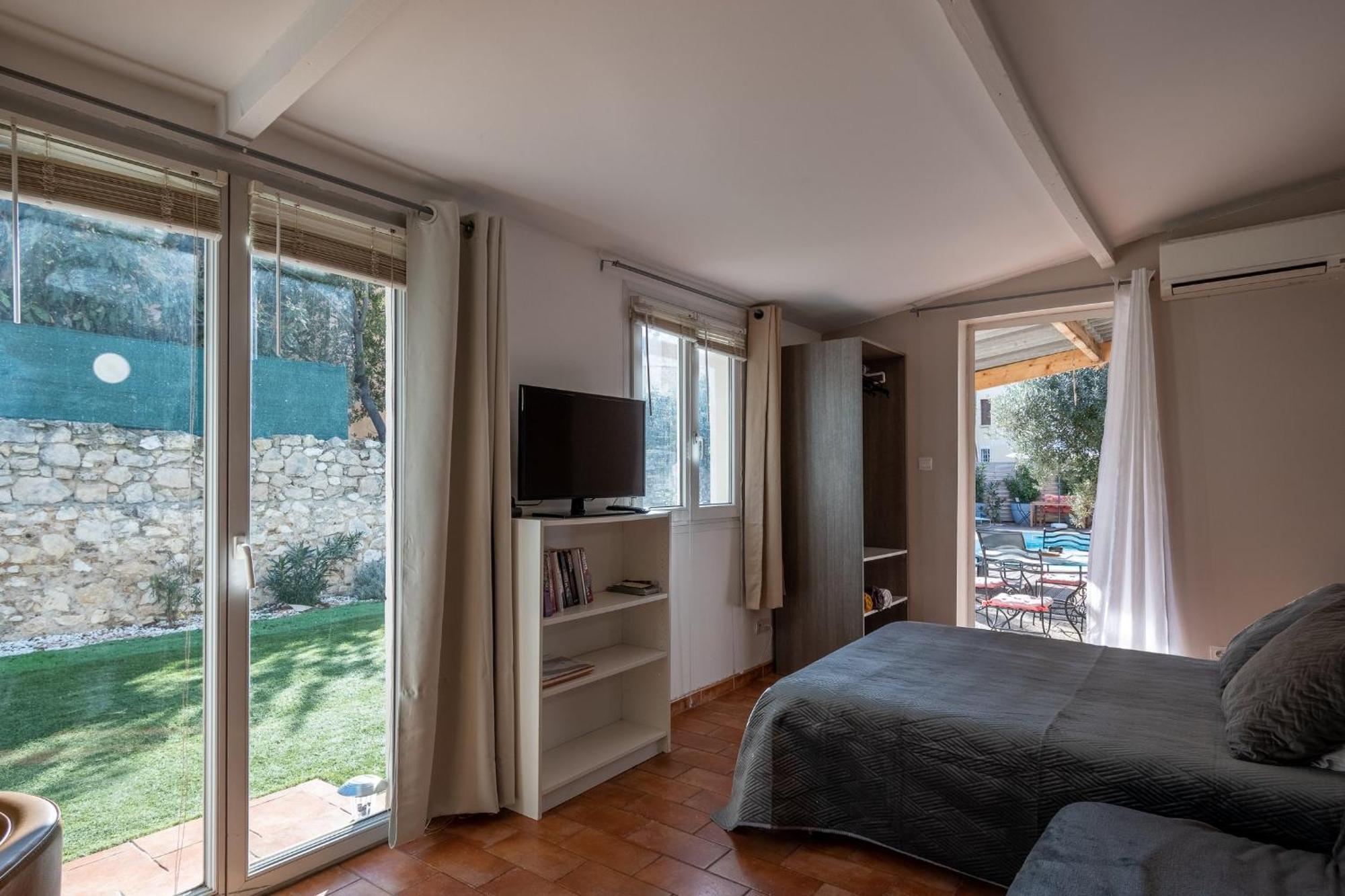 Villa Avec Piscine Et 3 Logements Ideale Groupe Marseille Luaran gambar